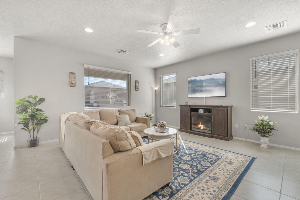 Image 7 of property listing at 4892 Longs Peak Road NE, Rio Rancho, NM 87144