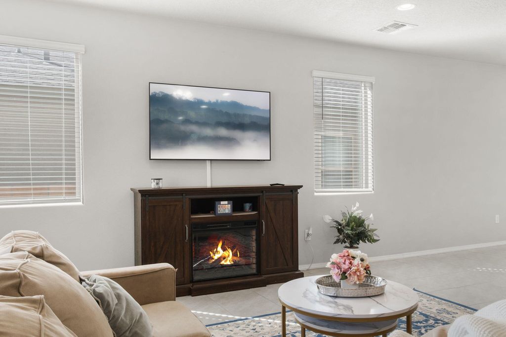 Image 8 of property listing at 4892 Longs Peak Road NE, Rio Rancho, NM 87144