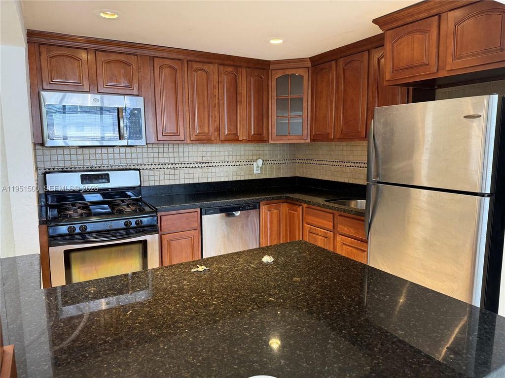 2175 NE 170th St 206, North Miami Beach, FL 33162