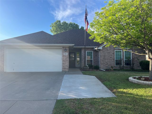 221 Rose Avenue, Cleburne, TX 76033