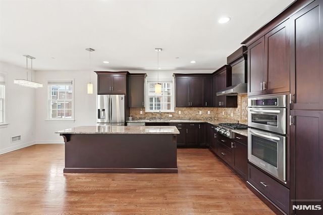 6 Gable Walk, Livingston, NJ 07039