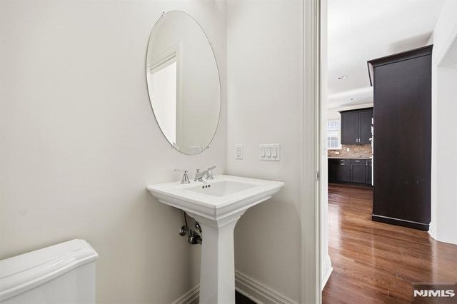 6 Gable Walk, Livingston, NJ 07039