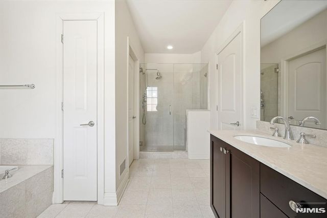 6 Gable Walk, Livingston, NJ 07039