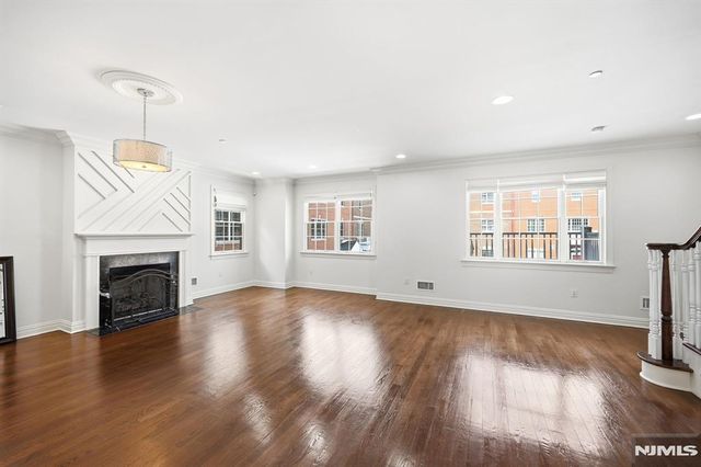 6 Gable Walk, Livingston, NJ 07039