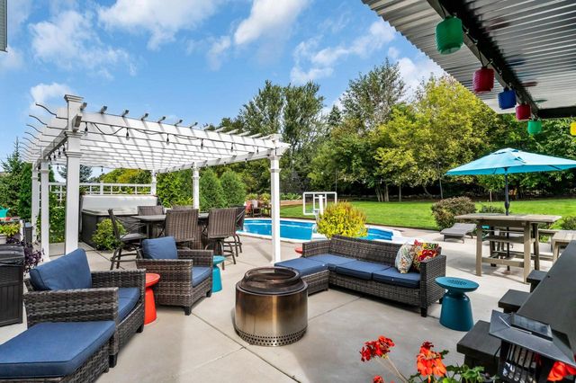 W275N342 Arrowhead TRAIL, Waukesha, WI 53188