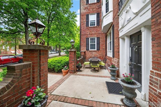 7520 Oxford Drive 2W, Clayton, MO 63105