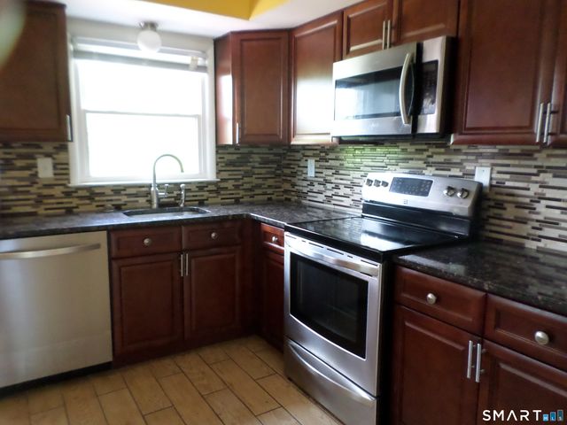 7 Craigmore Road, Bloomfield, CT 06002