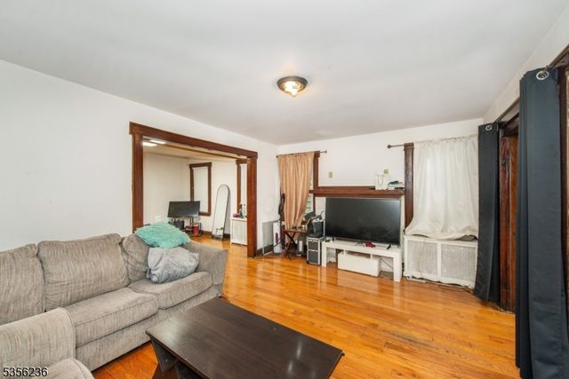 279 Smith St, Newark City, NJ 07106