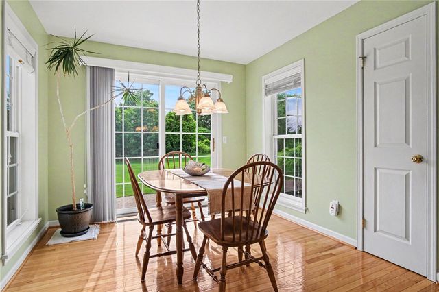 1032 Castle Bridge Xing, Webster, NY 14580