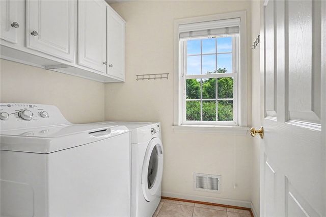 1032 Castle Bridge Xing, Webster, NY 14580