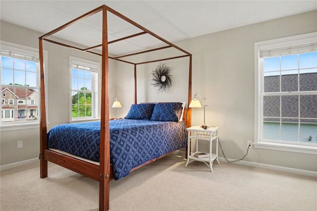 1032 Castle Bridge Xing, Webster, NY 14580