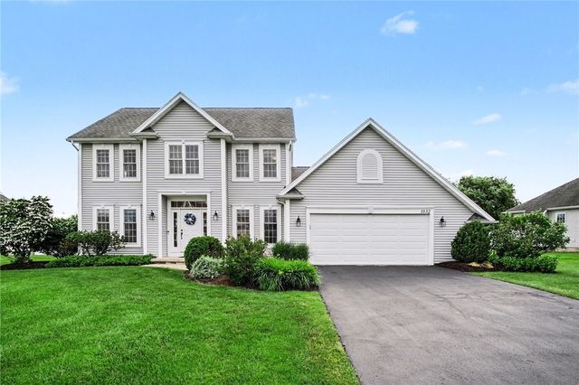 1032 Castle Bridge Xing, Webster, NY 14580