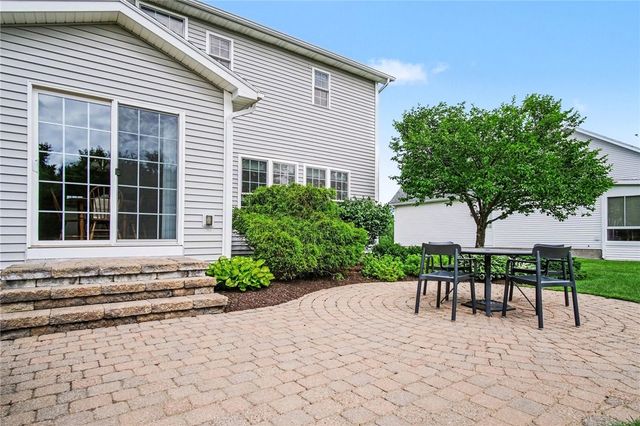 1032 Castle Bridge Xing, Webster, NY 14580