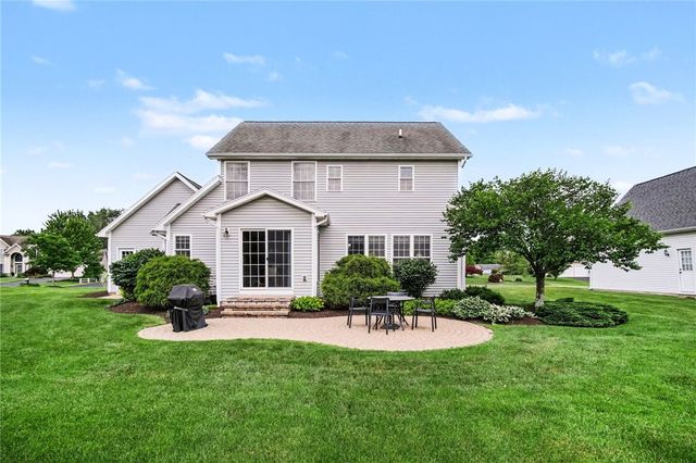 1032 Castle Bridge Xing, Webster, NY 14580