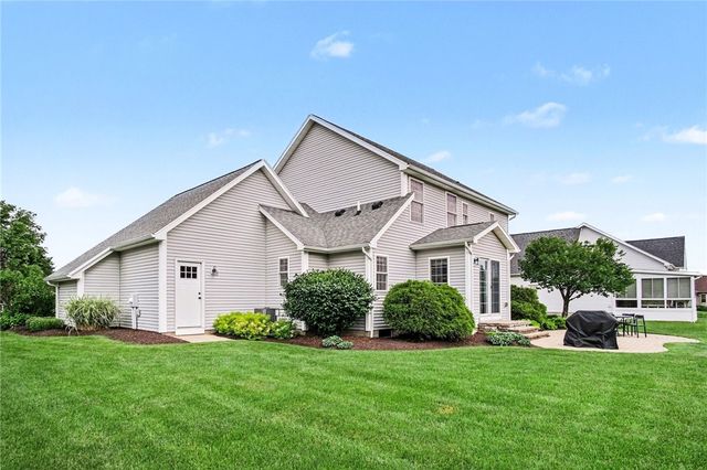 1032 Castle Bridge Xing, Webster, NY 14580