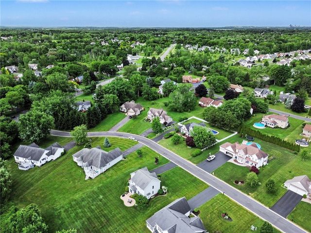 1032 Castle Bridge Xing, Webster, NY 14580