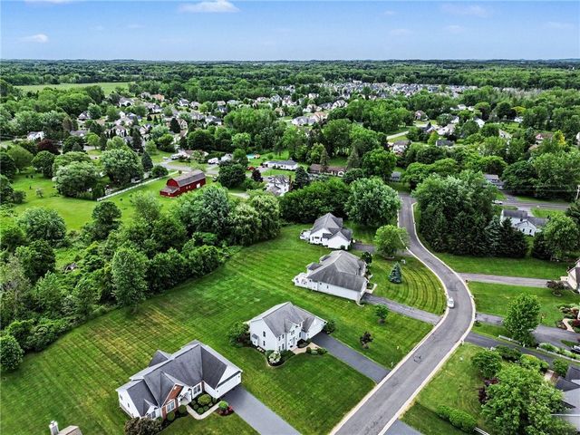 1032 Castle Bridge Xing, Webster, NY 14580