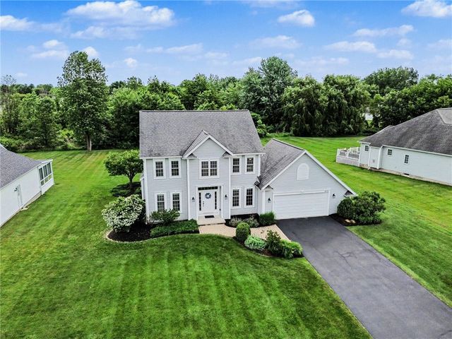 1032 Castle Bridge Xing, Webster, NY 14580