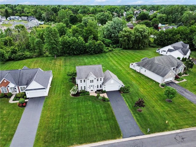 1032 Castle Bridge Xing, Webster, NY 14580