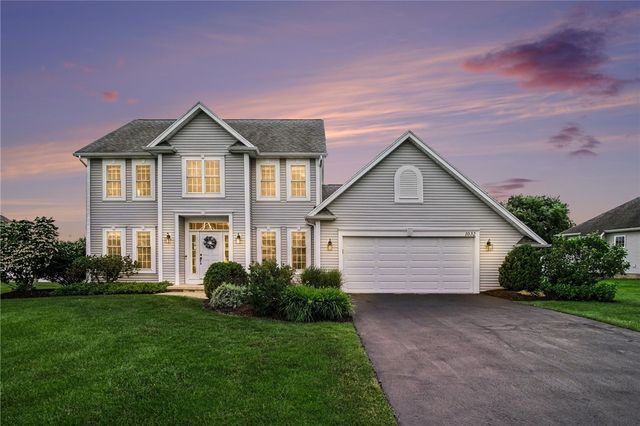 1032 Castle Bridge Xing, Webster, NY 14580
