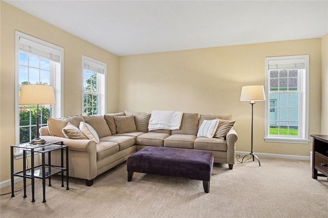 1032 Castle Bridge Xing, Webster, NY 14580