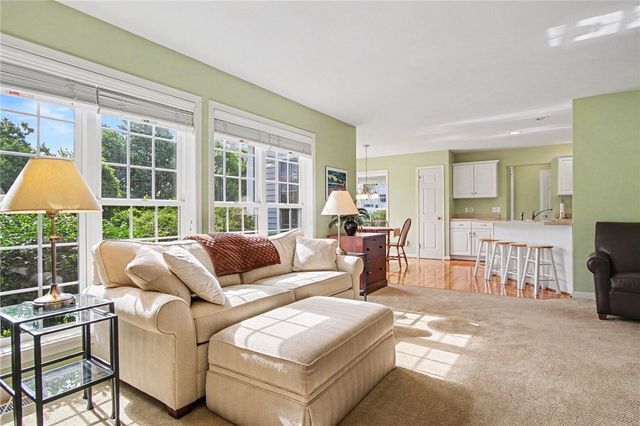 1032 Castle Bridge Xing, Webster, NY 14580