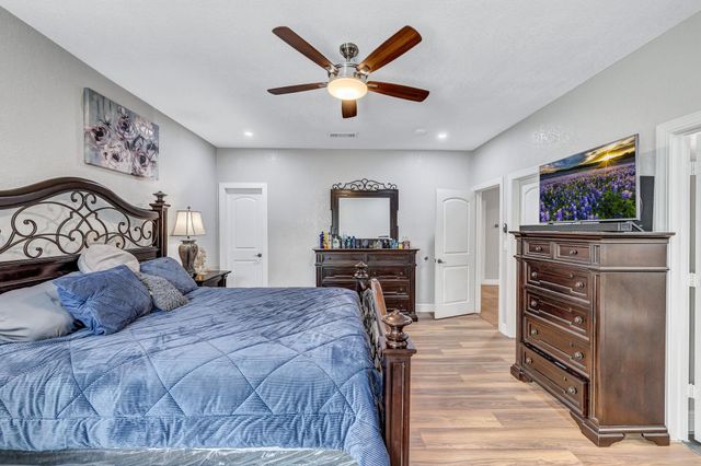 421 Las Lomas DR, Elgin, TX 78621