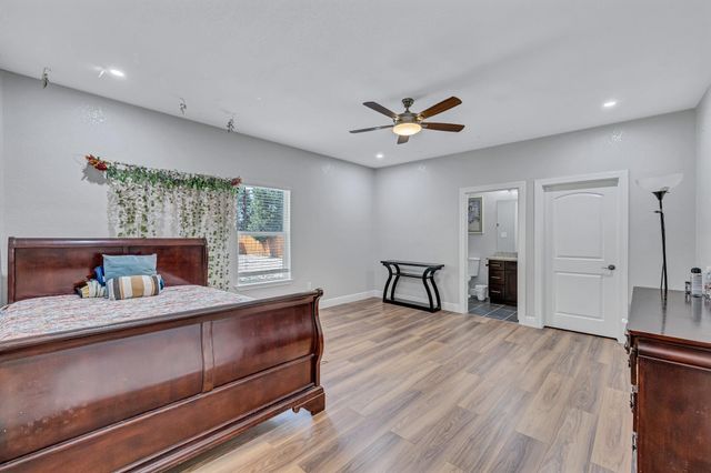 421 Las Lomas DR, Elgin, TX 78621