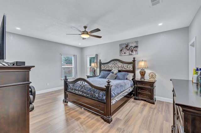 421 Las Lomas DR, Elgin, TX 78621