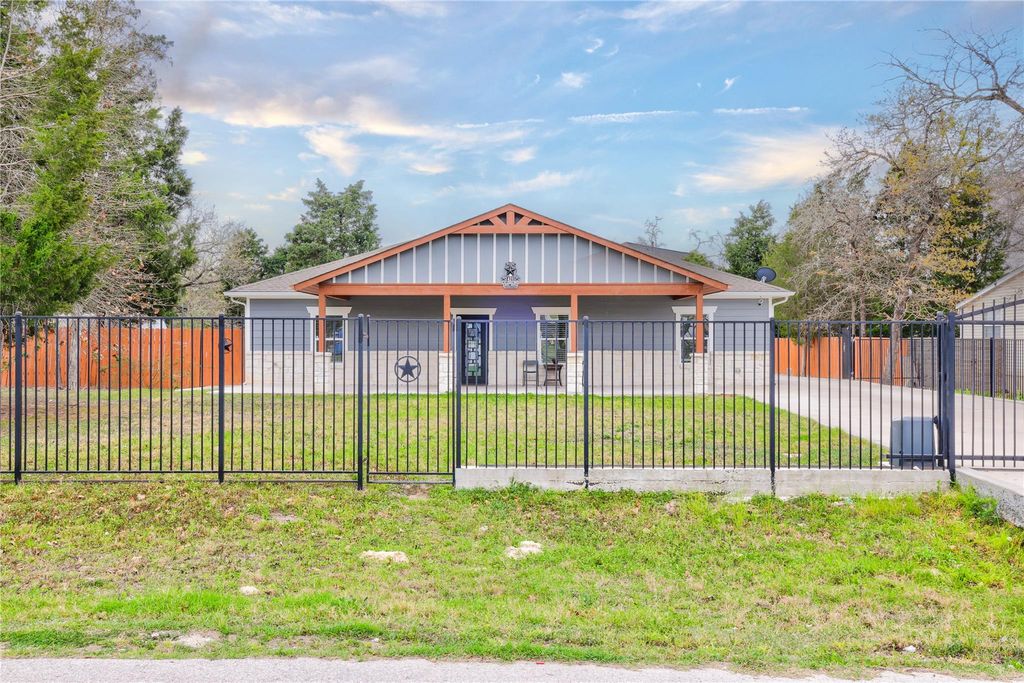 421 Las Lomas DR, Elgin, TX 78621