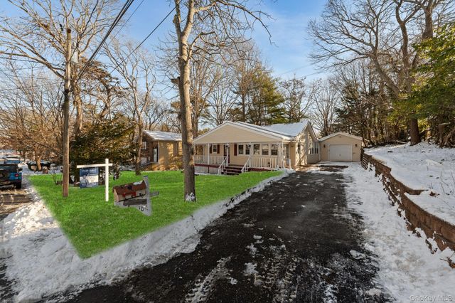 10 Pinedale Avenue, Farmingville, NY 11738