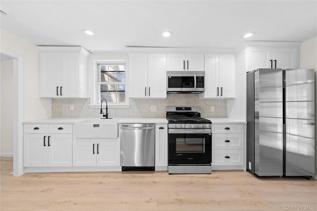 10 Pinedale Avenue, Farmingville, NY 11738