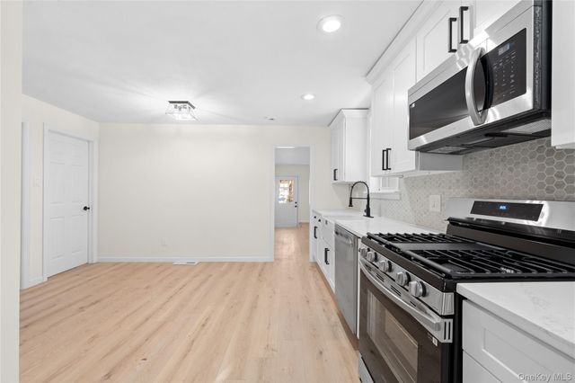 10 Pinedale Avenue, Farmingville, NY 11738