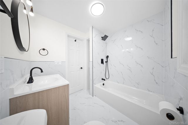 10 Pinedale Avenue, Farmingville, NY 11738