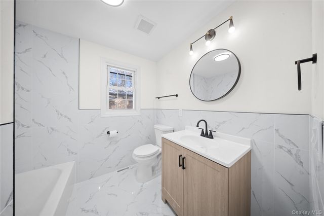 10 Pinedale Avenue, Farmingville, NY 11738