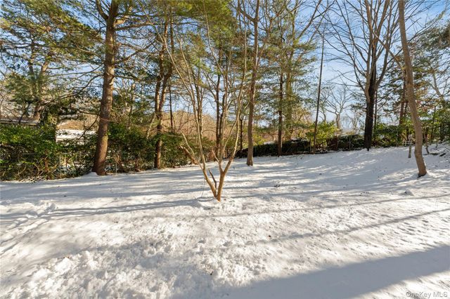 10 Pinedale Avenue, Farmingville, NY 11738