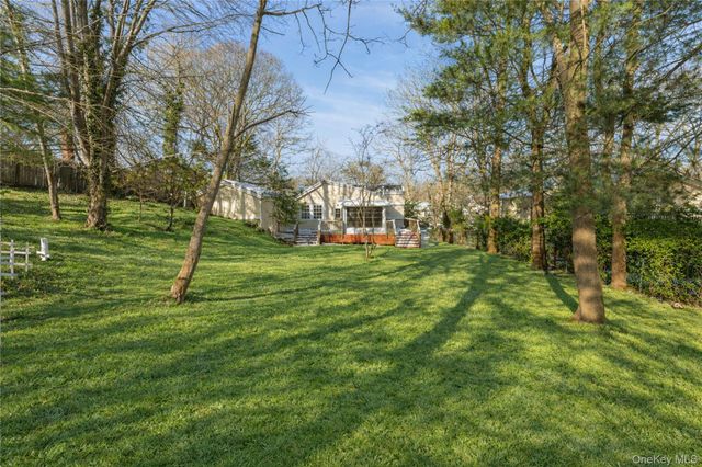 10 Pinedale Avenue, Farmingville, NY 11738