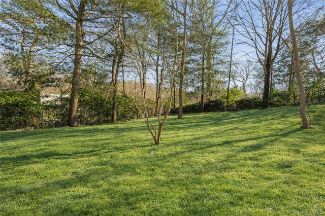 10 Pinedale Avenue, Farmingville, NY 11738