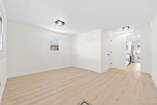 10 Pinedale Avenue, Farmingville, NY 11738