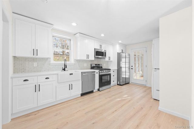 10 Pinedale Avenue, Farmingville, NY 11738