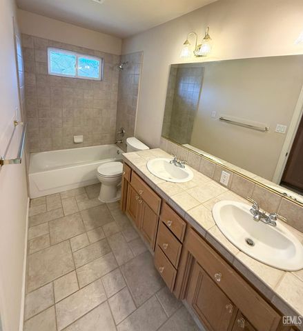 3700 Essendon Court, Bakersfield, CA 93313