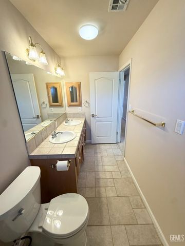 3700 Essendon Court, Bakersfield, CA 93313