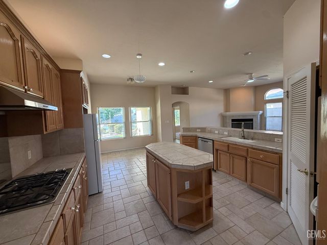 3700 Essendon Court, Bakersfield, CA 93313