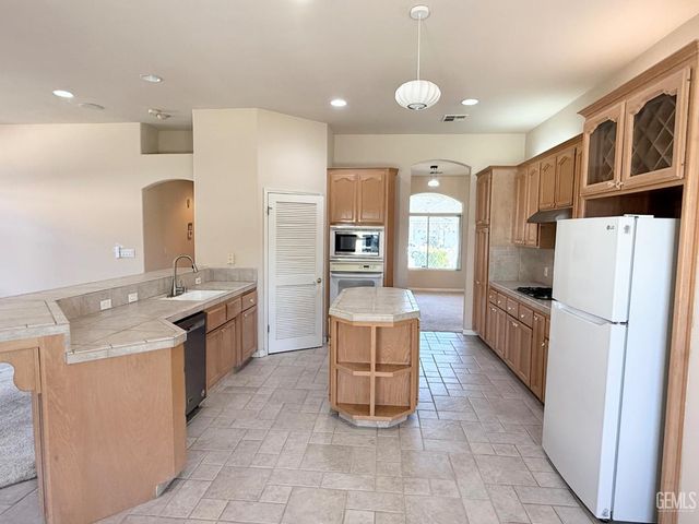 3700 Essendon Court, Bakersfield, CA 93313