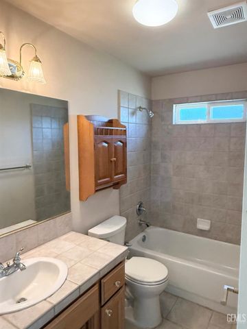 3700 Essendon Court, Bakersfield, CA 93313