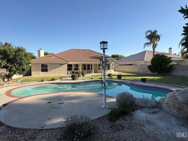 3700 Essendon Court, Bakersfield, CA 93313