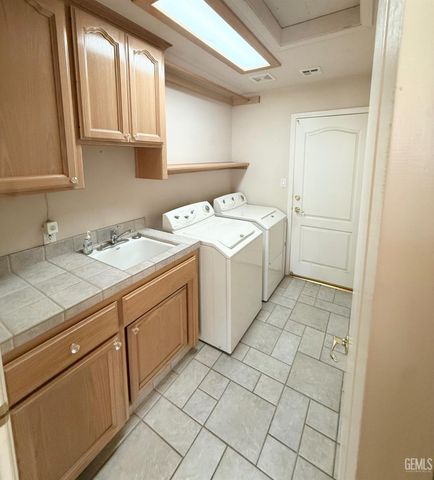 3700 Essendon Court, Bakersfield, CA 93313