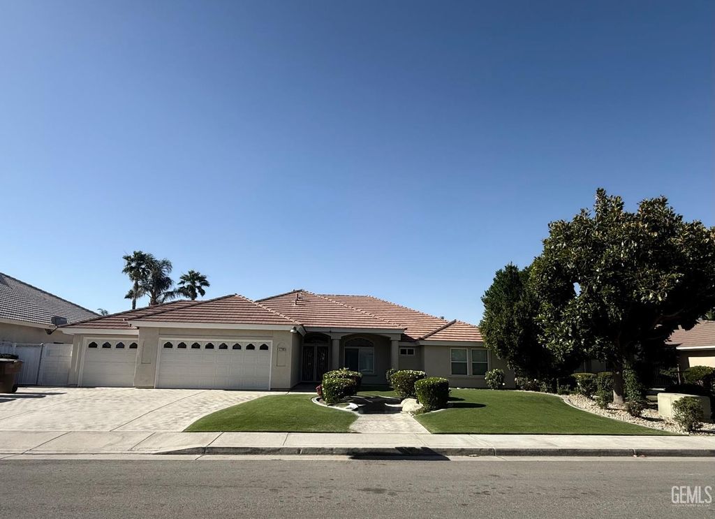 3700 Essendon Court, Bakersfield, CA 93313