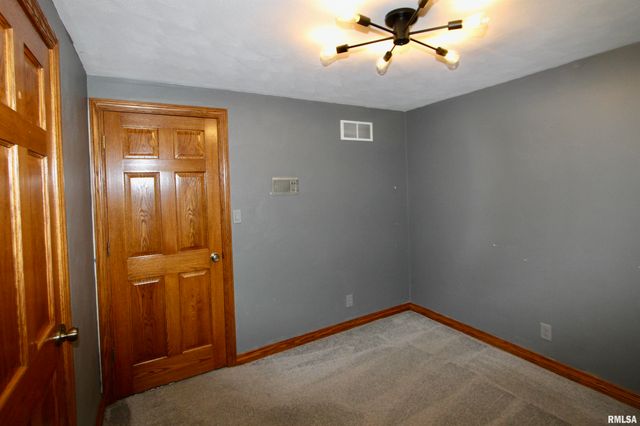 609 N SWORDS Avenue, West Peoria, IL 61604