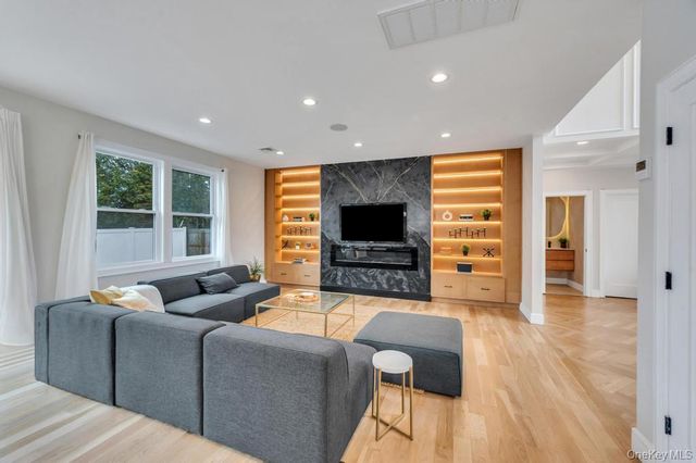 19 Arrow Lane, Hicksville, NY 11801